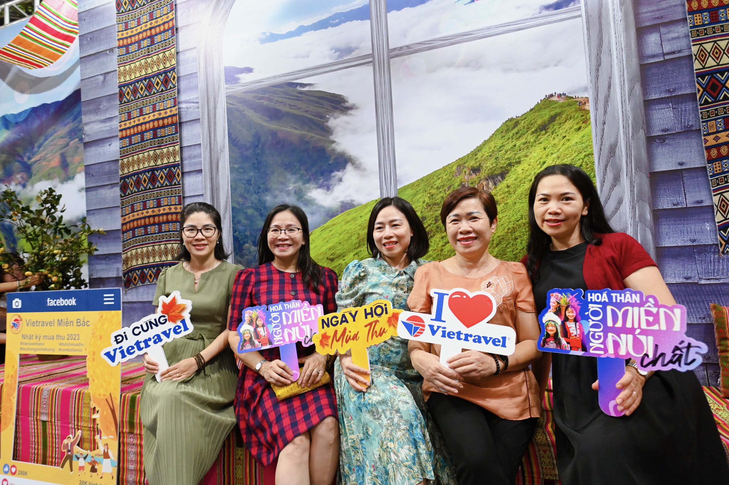 Quét Mã QR Ấn quan tâm Fanpage/Zalo Vietravel Hà Nội - Nhận nhiều phần quà hấp dẫn: Gối văn phòng, Túi đeo chéo, gối kê cổ, túi tote du lịch, ô gập gọn, set vali...