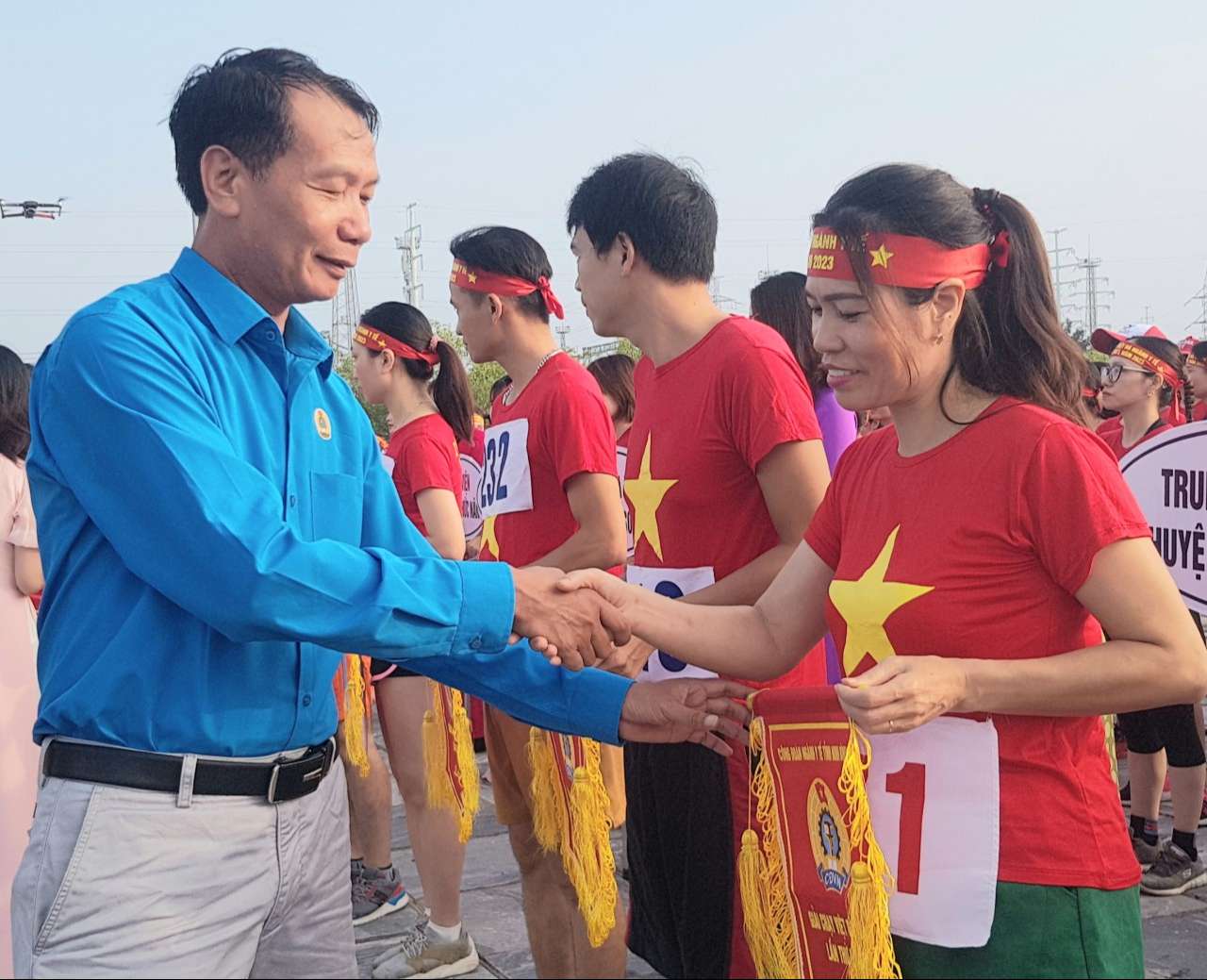 Ban tổ chức trao cờ lưu niệm cho các đoàn tham gia giải chạy việt dã Công đoàn ngành Y tế Ninh Bình lần thứ nhất năm 2023. Ảnh: Diệu Anh