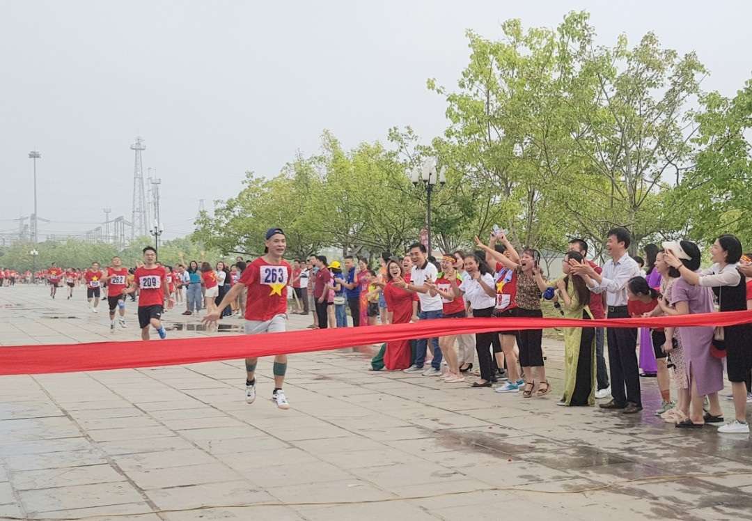Vận động viên Trịnh Cao Cường, (thuộc CĐCS Trung tâm Y tế huyện Kim Sơn) về đích đầu tiên ở nội dung chạy dành cho nam. Ảnh: Diệu Anh