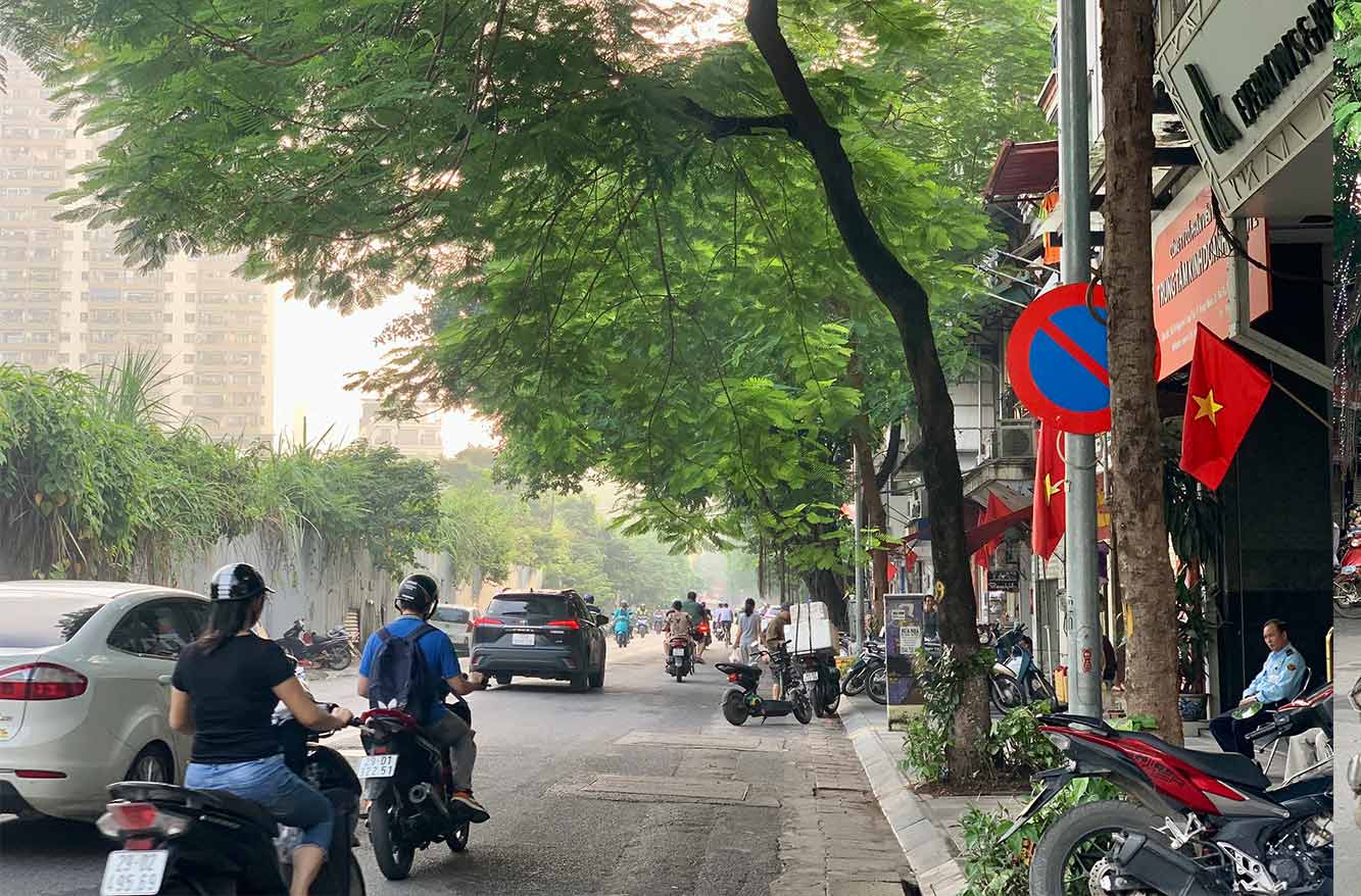 Phương tiện được lưu thông hai chiều và cấm đỗ xe đoạn đường Nguyễn Trung Trực. Ảnh: Nhật Minh
