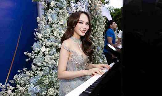 Hoa hậu Mai Phương đàn hát cạnh chiếc piano. Ảnh: NVCC.