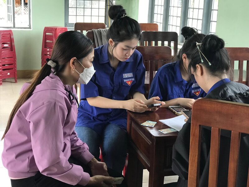 Đoàn viên xã Tịnh Hiệp ở huyện Sơn Tịnh tỉnh Quảng Ngãi ra quân hoạt động tổ công tác chuyển đổi số, hỗ trợ người dân sử dụng dịch vụ công trực tuyến.