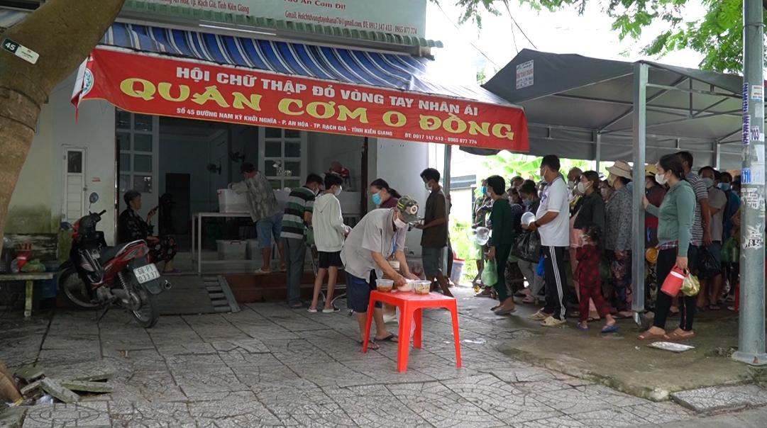 Quán cơm 0 đồng mỗi ngày đều có rất nhiều người đến nhận cơm miễn phí. Ảnh: Nguyên Anh