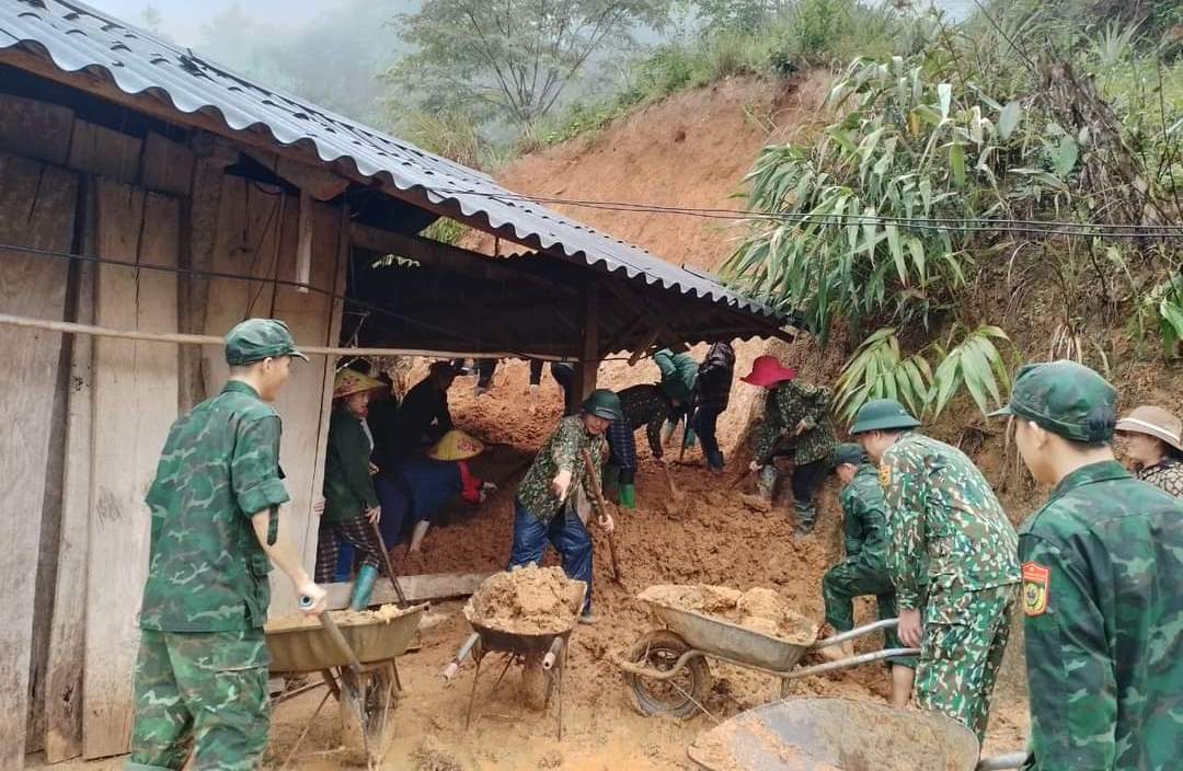 Lực lượng Biên phòng Thanh Hóa giúp người dân ở xã Pù Nhi (huyện Mường Lát) khắc phục hậu quả sau mưa lũ. Ảnh: Người dân cung cấp