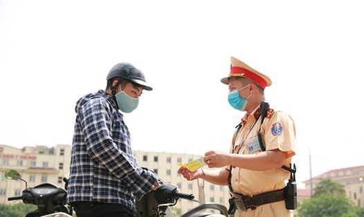Cảnh sát giao thông kiểm tra giấy phép lái xe. Ảnh: Hải Nguyễn