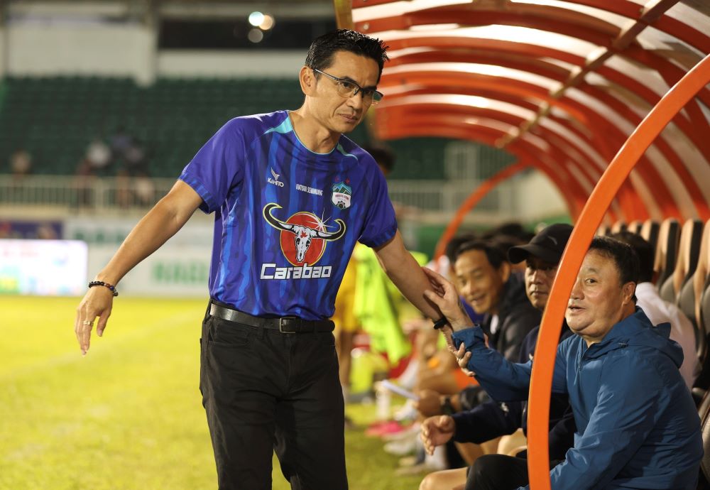 Huấn luyện viên Kiatisak không hài lòng sau trận thua của Hoàng Anh Gia Lai. Ảnh: Đình Thảo