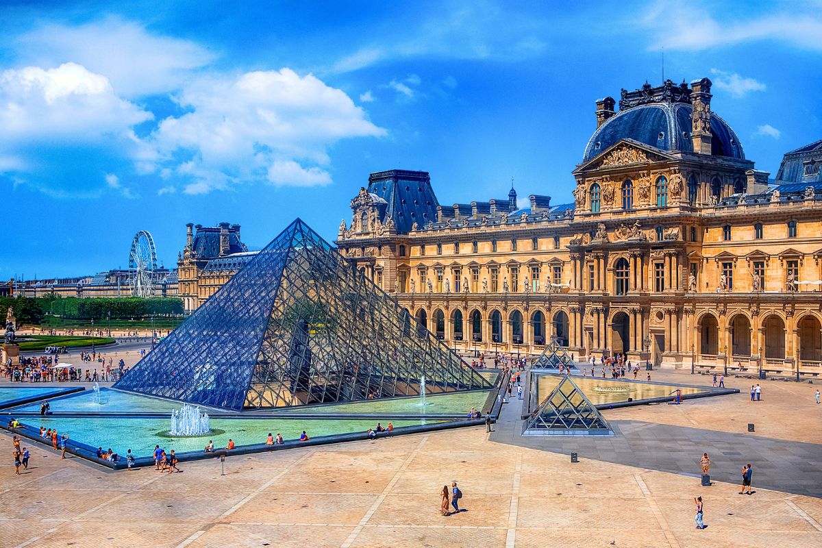 Kiến trúc độc đáo ở phía ngoài của bảo tàng Louvre. Ảnh: Tour Scanner