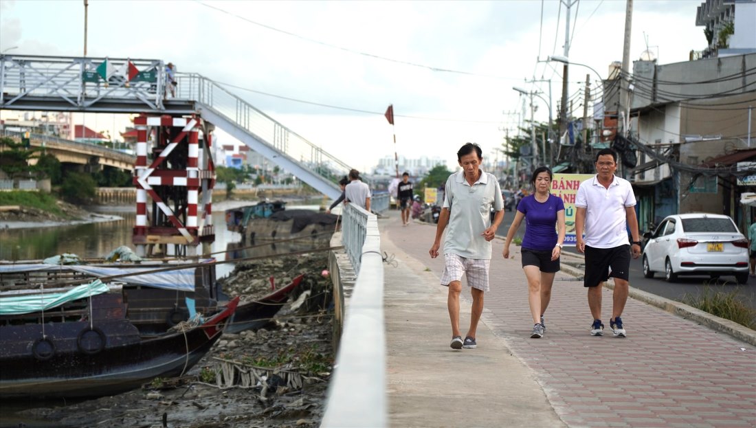 Dọc kênh Tàu Hủ, Lò Gốm quanh bến Phú Định (Quận 8), được kè bờ, làm vỉa hè, trở thành nơi vui chơi, giải trí của người dân.  Ảnh: Hữu Chánh