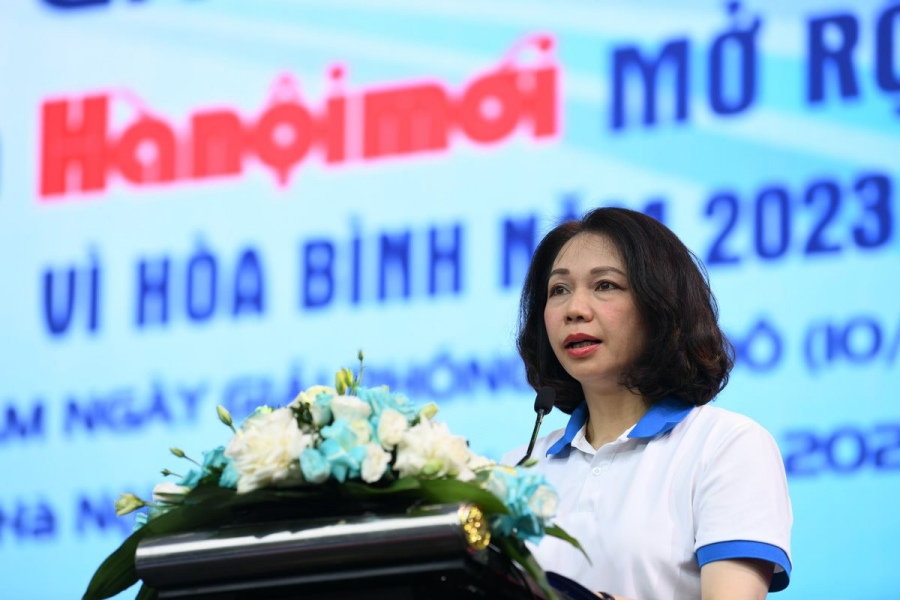 Bà Vũ Thu Hà - Phó Chủ tịch UBND TP Hà Nội, phát biểu tại Lễ khai mạc Chung kết Giải chạy Báo Hànộimới mở rộng lần thứ 48 - Vì hòa bình năm 2023. Ảnh: BTC