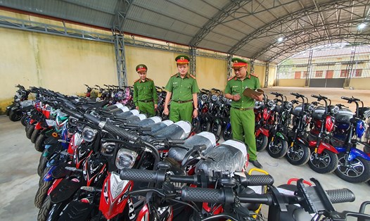 Lực lượng Công an huyện Cư M'Gar xử lý số xe đạp điện không rõ nguồn gốc, xuất xứ. Ảnh: Sỹ Đức