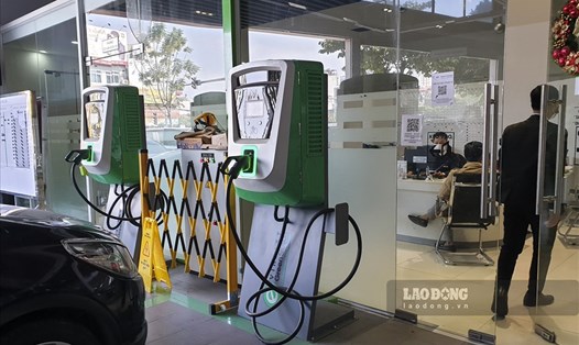 Trạm sạc xe điện trong một tòa nhà ở Hà Nội. Ảnh: Tùng Giang
