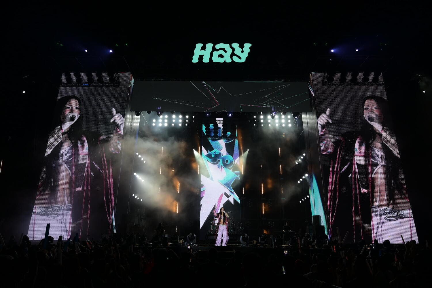 Suboi biểu diễn tại HAY FEST. Cô diễn gần cuối chương trình, sau sân khấu của nhóm Epik High. Ảnh: Ban tổ chức