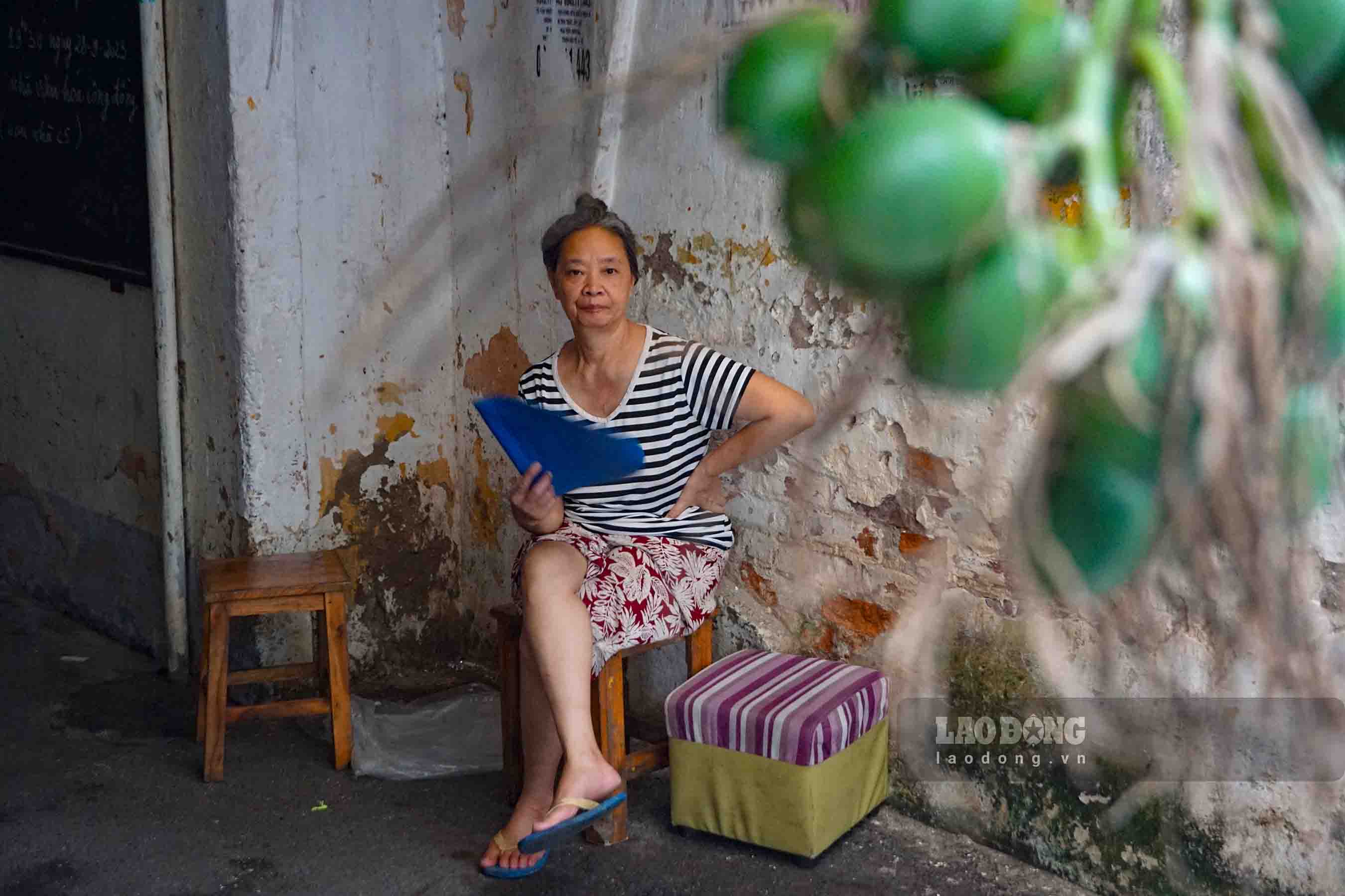 Trao đổi với PV, bà Nguyễn Thị Hương (cư dân sinh sống trên tòa C5) chia sẻ: “Vào mùa mưa ở đây thường xuyên bị dột. Cảnh sống ở nhà tập thể chuyện nước mưa ngấm sang nhà nhau là bình thường”.
