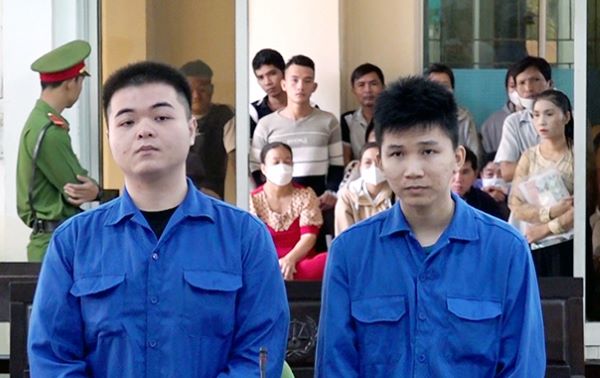 Hai bị cáo Huy và Kiệt bị tòa tuyên phạt tổng cộng 36 tháng tù vì tội giết người. Ảnh: Vũ Tiến