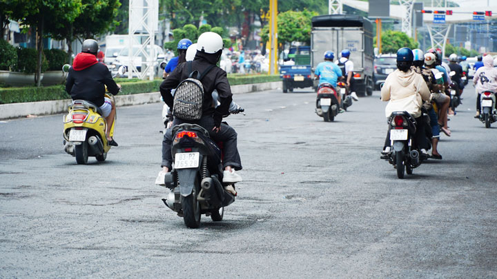 Còn trên đường 30/4 (quận Ninh Kiều) - một trong những tuyến đường chính trong nội ô TP, xuất hiện ổ gà, mặt đường lồi lõm. 