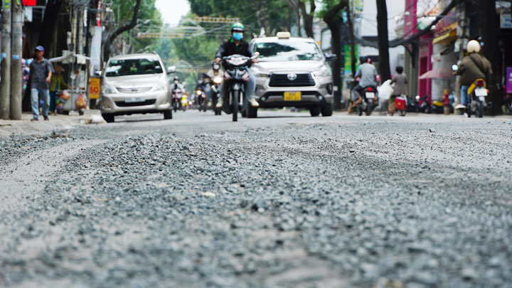 Tương tự, trên tuyến đường Nguyễn Trãi (quận Ninh Kiều), đường thi công dang dở, mặt đường vẫn lởm chởm đá dăm. 