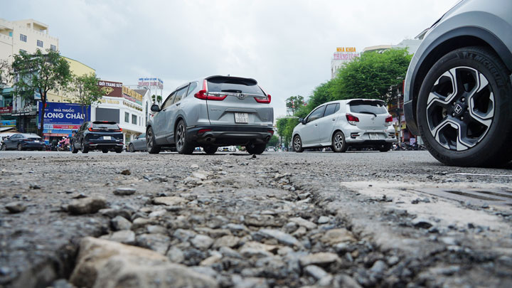 Bên cạnh đó, trên đường có đào một đoạn kéo dài ngay chính giữa đường và hiện mới chỉ phủ lớp đất đá lên, chưa trải thảm nhựa, dễ gây trơn trượt, té ngã khi các phương tiện lưu thông qua đây.