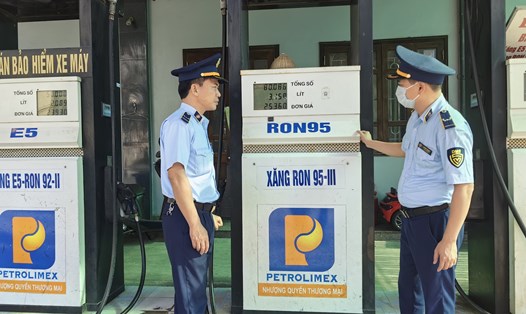 Kiểm soát viên thị trường - Đội QLTT số 2 đang tiến hành kiểm tra tại cửa hàng bán lẻ xăng dầu. Ảnh: Cục Quản lý thị trường tỉnh Nam Định