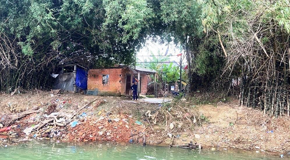 Tình trạng sạt lở dọc sông Trà Bồng, tỉnh Quảng Ngãi đã cuốn trôi nhiều diện tích đất nông nghiệp của người dân. Ảnh: Ngọc Viên