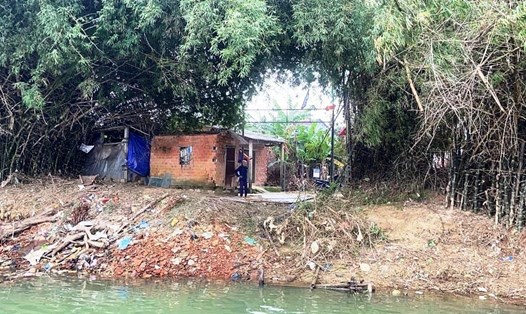 Tình trạng sạt lở dọc sông Trà Bồng, tỉnh Quảng Ngãi đã cuốn trôi nhiều diện tích đất nông nghiệp của người dân. Ảnh: Ngọc Viên