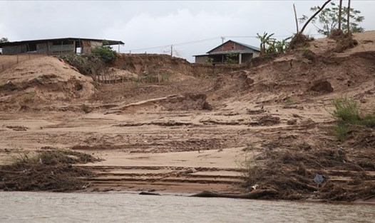 Bờ sông Sê Pôn bị sạt lở sau đợt mưa lũ tháng 10.2020 đoạn qua thị trấn Lao Bảo, hiện chưa được khắc phục. Ảnh: Hưng Thơ.