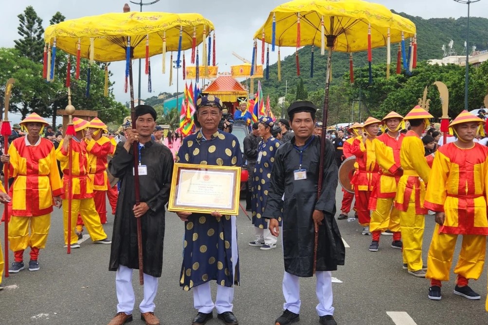 Công bố quyết định đưa Lễ hội Nghinh Ông Thắng Tam tại Vũng Tàu vào danh mục Di sản văn hóa phi vật thể Quốc gia trước khi thực hiện lễ rước Ông. Ảnh: Khánh Ly