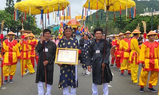 Công bố quyết định đưa Lễ hội Nghinh Ông Thắng Tam tại Vũng Tàu vào danh mục Di sản văn hóa phi vật thể Quốc gia trước khi thực hiện lễ rước Ông. Ảnh: Khánh Ly