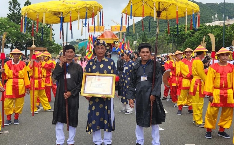 Công bố quyết định đưa Lễ hội Nghinh Ông Thắng Tam tại Vũng Tàu vào danh mục Di sản văn hóa phi vật thể Quốc gia trước khi thực hiện lễ rước Ông. Ảnh: Khánh Ly