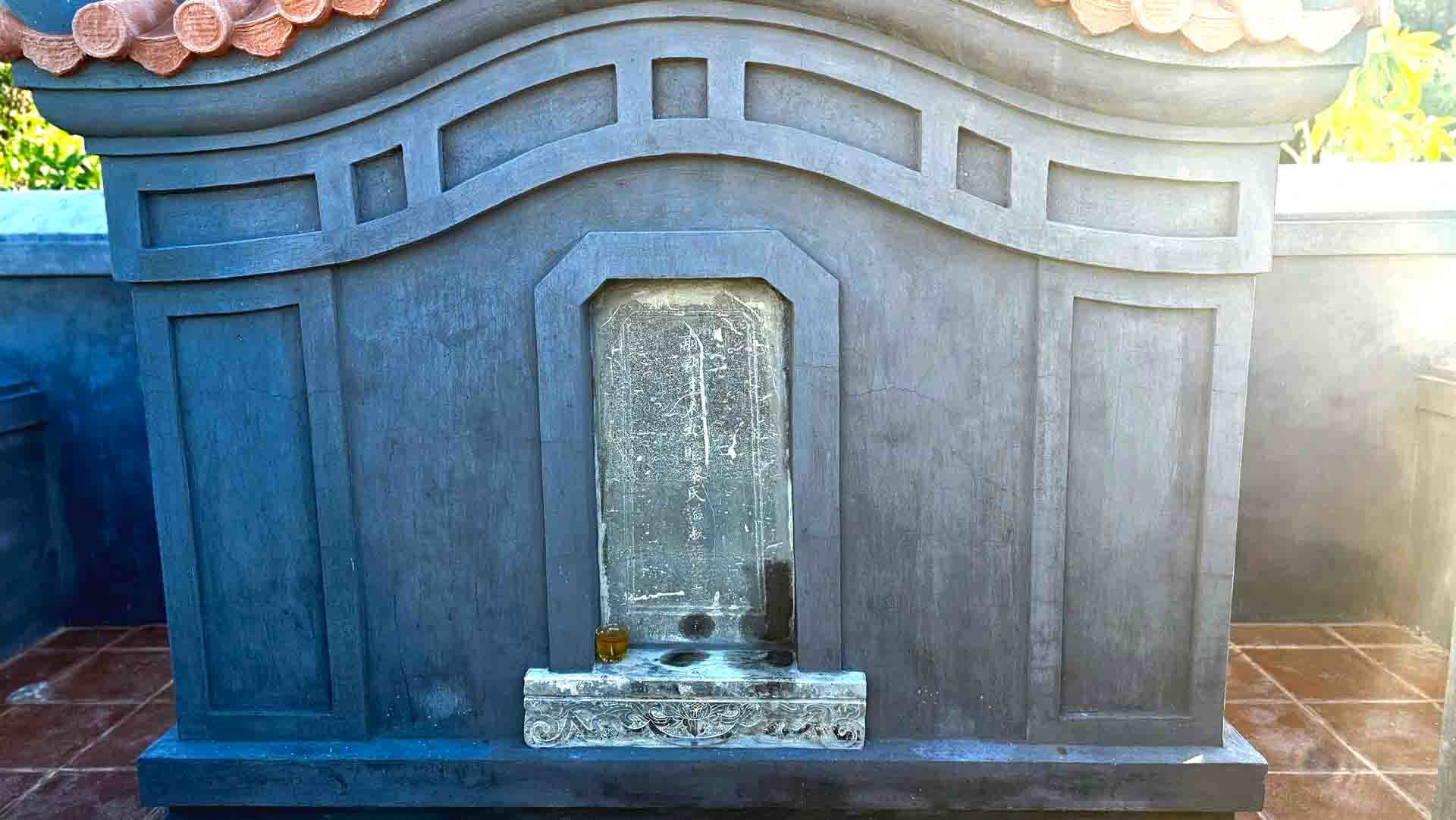  Bước vào khuôn viên khu mộ, có thể nhìn thấy tấm bia khắc dòng chữ Hán “Tiền triều Tài nhân Cửu giai Lê Thị thụy Thục Thuận chi mộ” được đặt tại bình phong.
