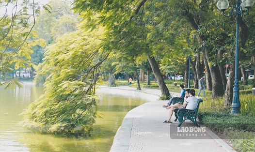 Hồ Gươm, Hà Nội những sáng mùa thu có tiết trời dễ chịu, thư thái. Ảnh: Vũ Linh.  