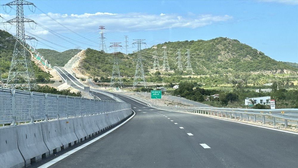 Cao tốc Vĩnh Hảo - Phan Thiết, đoạn qua huyện Hàm Thuận Bắc, Bình Thuận. Ảnh: Duy Tuấn
