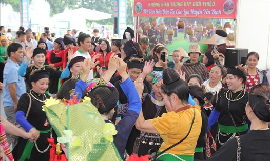 Rất đông nhân dân tỉnh Yên Bái và du khách tham gia không văn hóa của đồng bào các dân tộc. Ảnh: Thúy Hồng