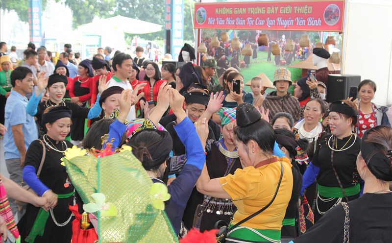 Rất đông nhân dân tỉnh Yên Bái và du khách tham gia không văn hóa của đồng bào các dân tộc. Ảnh: Thúy Hồng