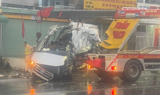 Hiện trường nơi xảy ra vụ tai nạn giao thông đặc biệt nghiêm trọng khiến 4 người tử vong trên quốc lộ 20. Ảnh: Minh Châu