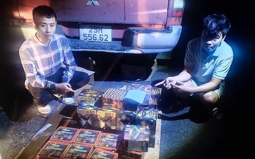 Đối tượng vận chuyển pháo lậu bằng ôtô bị phát hiện, bắt giữ. Ảnh: CA Quảng Trị.