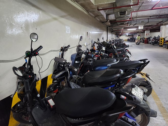Nhiều chung cư thương mại đang bố trí chỗ sạc xe máy điện, xe đạp điện dưới tầng hầm. Ảnh: Cao Nguyên. 