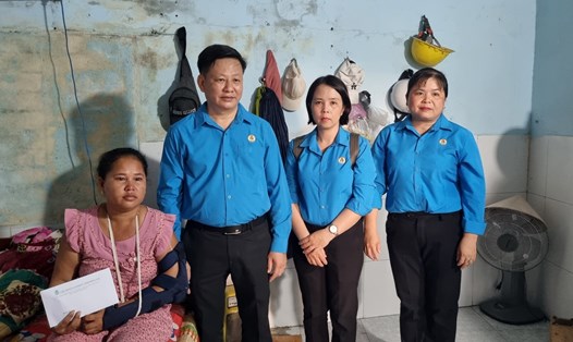 LĐLĐ tỉnh Đồng Nai thăm, tặng quà cho công nhân khó khăn, mắc bệnh hiểm nghèo trên địa bàn TP Biên Hoà. Ảnh: Minh Châu