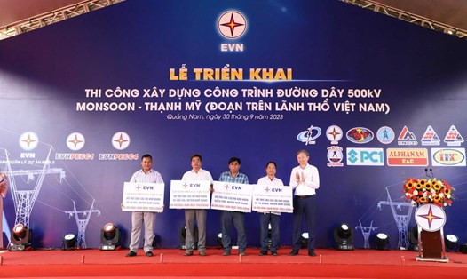 Dự án đường dây 500kV Monsoon-Thạnh Mỹ (đoạn trên lãnh thổ Việt Nam) với chiều dài khoảng 44,71 km là đường dây 2 mạch, nối từ cụm Nhà máy điện gió Monsoon (Lào) đến trạm biến áp 500kV Thạnh Mỹ. Ảnh: EVN
