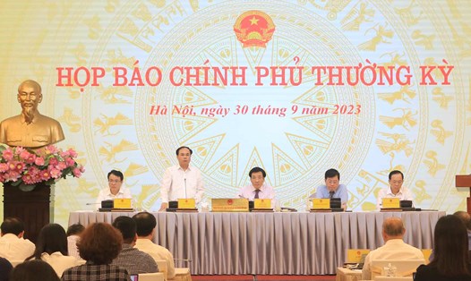 Thứ trưởng Bộ Xây dựng Nguyễn Văn Sinh trả lời tại họp báo. Ảnh: Hoài Anh