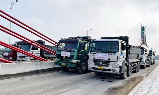 12 chiếc xe tải tổng trọng lượng hơn 400 tấn được huy động để thử tải cầu Huống Thượng (TP Thái Nguyên).