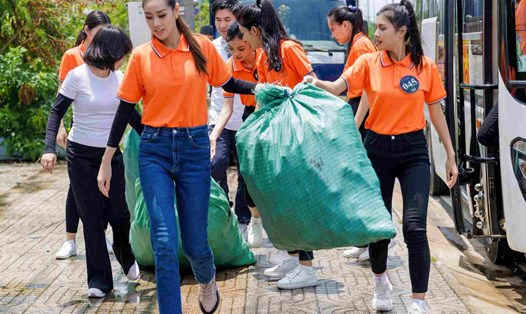 Thí sinh Miss Earth Việt Nam cùng dọn rác bảo vệ môi trường. Ảnh: BTC.
