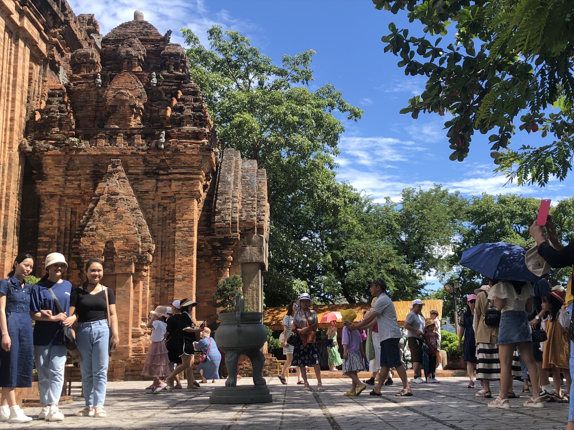Kỳ nghỉ lễ 2.9, khu di tích Tháp Bà Ponagar đón lượng khách tham quan đông trong 3 ngày đầu. Ảnh: Phương Linh