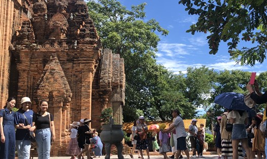 Kỳ nghỉ lễ 2.9, khu di tích Tháp Bà Ponagar đón lượng khách tham quan đông trong 3 ngày đầu. Ảnh: Phương Linh