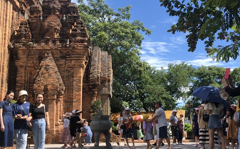 Kỳ nghỉ lễ 2.9, khu di tích Tháp Bà Ponagar đón lượng khách tham quan đông trong 3 ngày đầu. Ảnh: Phương Linh