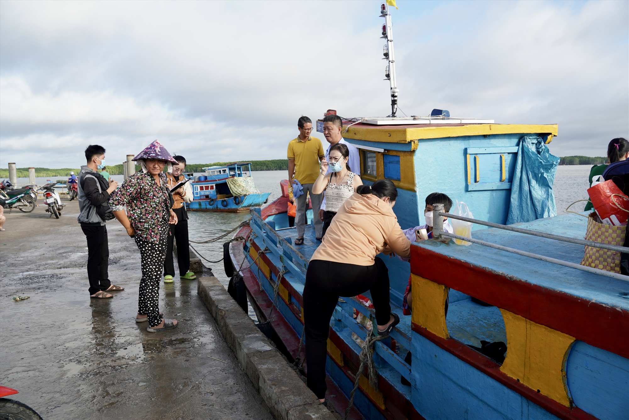 Vào dịp cuối tuần rất nhiều du khách từ trung tâm Sài Gòn và Cần Giờ ra đảo tham quan. Một ngày có 5 - 7 chuyến tàu chở người qua lại giữa thị trấn Cần Thạnh (Cần Giờ) và xã đảo Thạnh An, mỗi chuyến mất khoảng 30 phút, giá vé 15.000 đồng một người. 