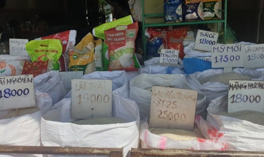 Giá gạo bán lẻ tại một số cửa hàng ở TP Cần Thơ dần ổn định. Ảnh: Mỹ Ly