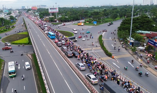 Kẹt xe trên Quốc lộ 1 qua huyện Bình Chánh chiều 3.9 do người dân miền Tây trở lại TPHCM sau nghỉ lễ 2.9.  Ảnh: Thanh Vũ