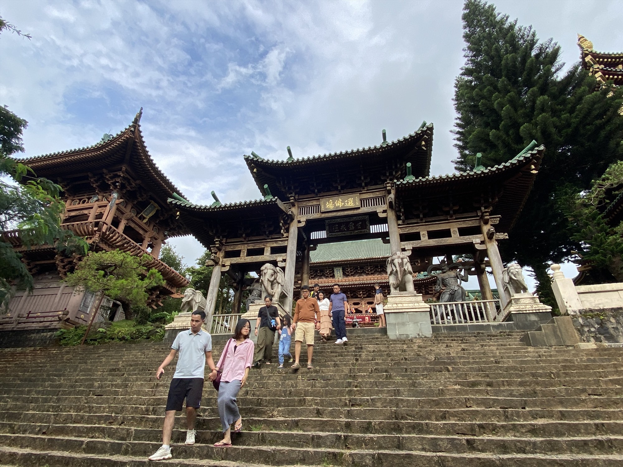 Du khách ghé thăm chùa Minh Thành tại TP Pleiku. Ảnh: Thanh Tuấn 