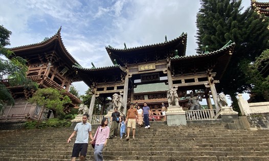 Du khách ghé thăm chùa Minh Thành tại TP Pleiku. Ảnh: Thanh Tuấn