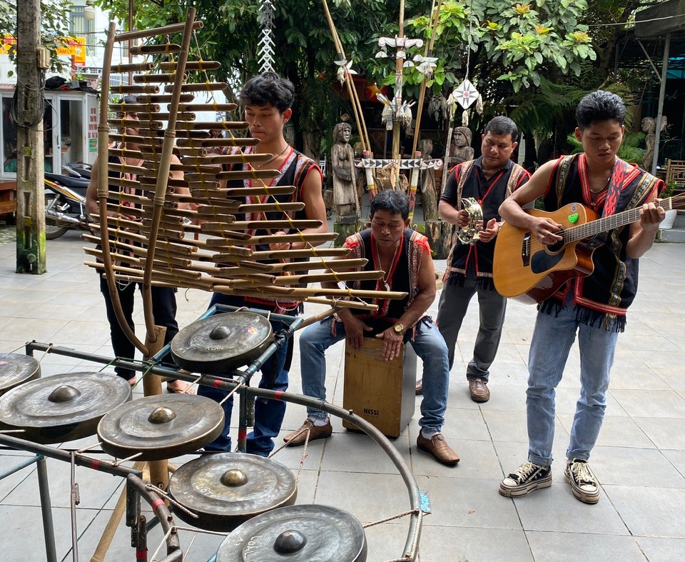 Văn hoá Jrai với điệu đàn t'rưng, cồng chiêng ngân vang, cuốn hút. Ảnh: Thannh Tuấn 